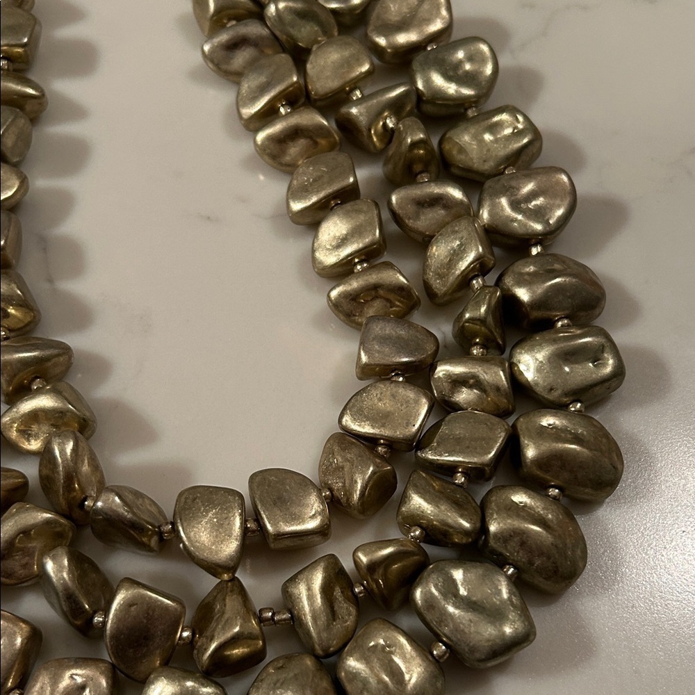 Elegant Gold-Tone Necklace - Picture 4 of 4
